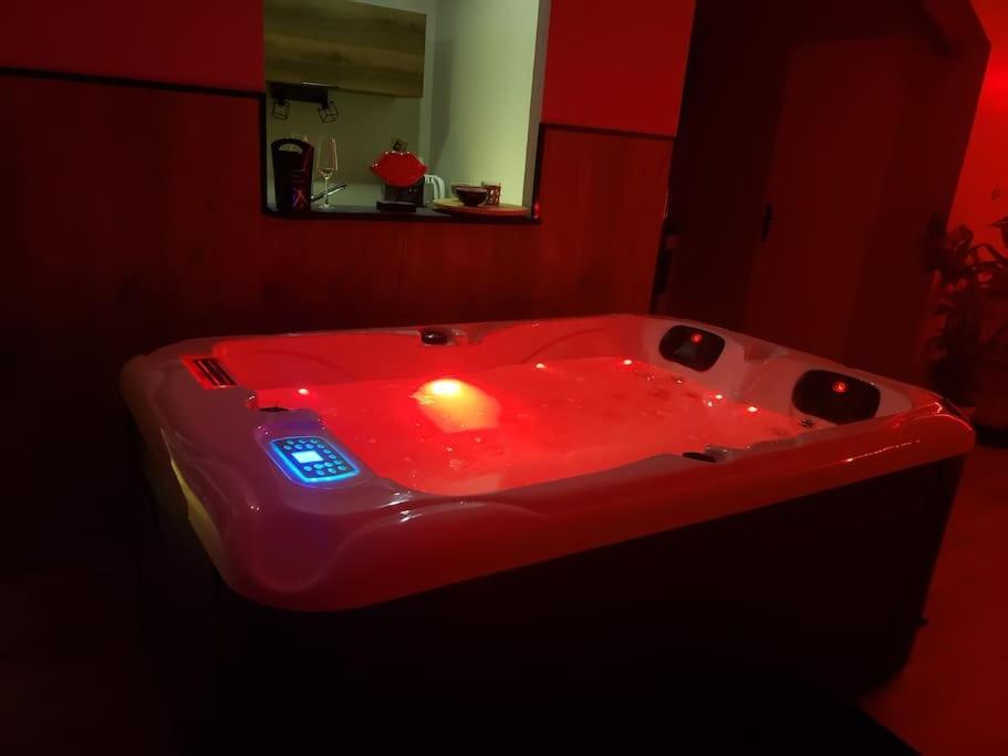 Bulles Etoilees Appartement Avec Jacuzzi Prive Montrevel-en-Bresse Exterior foto