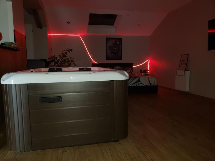 Bulles Etoilees Appartement Avec Jacuzzi Prive Montrevel-en-Bresse Exterior foto